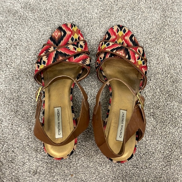 Cynthia Vincent Size 7.5 Brown and Red Aztec Strappy Wedge Slingback Sandals - Picture 3 of 11